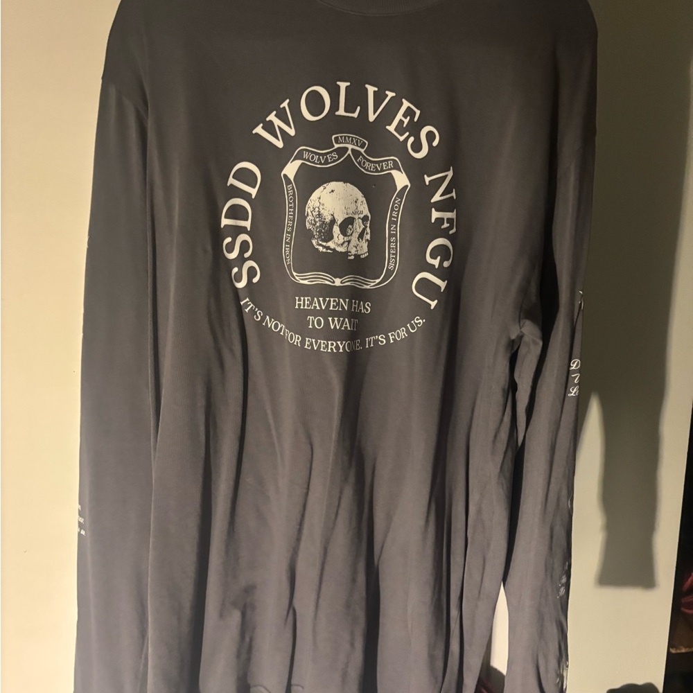 Gray Long Sleeve Tee with Wolves Graphic